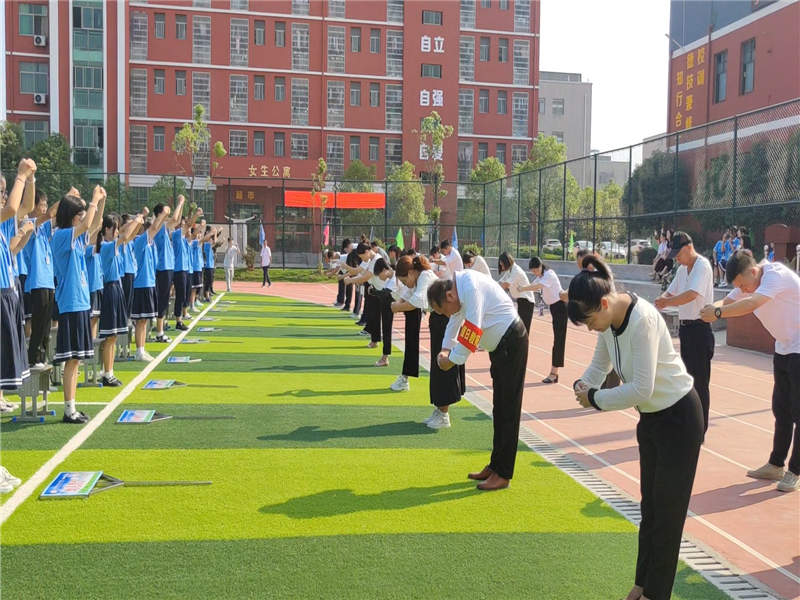 2021级新生开学典礼-教师还礼