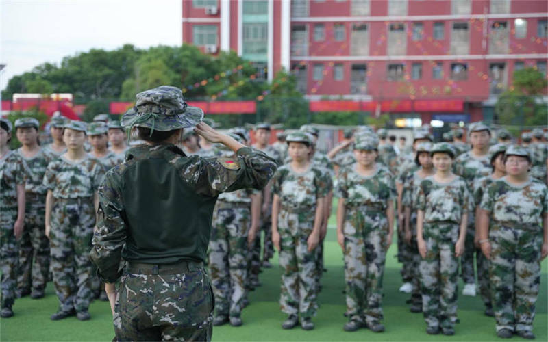 教官的新生军训日记：磨砺与成长的交响曲