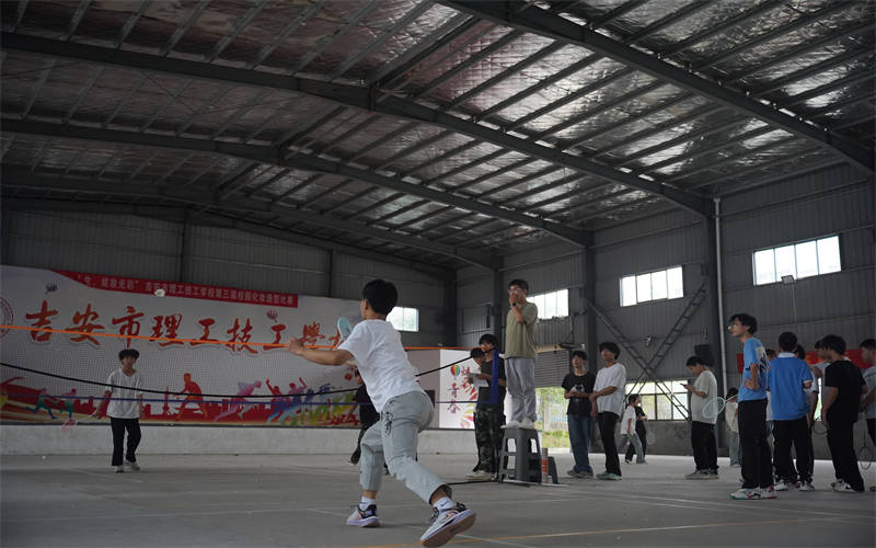 吉安市理工技工学校羽毛球比赛点燃校园激情