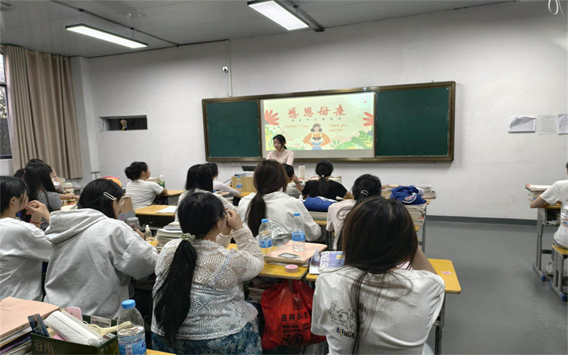 我校学工处组织各班级召开“感恩母爱，温暖
