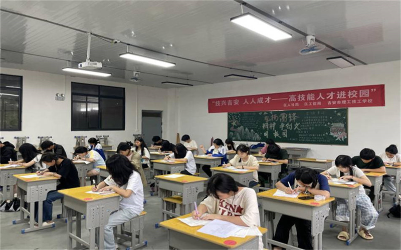 传承文化精粹 书写青春风采—我校举行2025年
