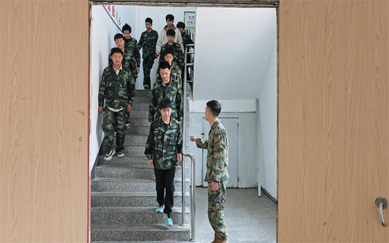 我校成功开展校园防踩踏应急疏散演练 筑牢师